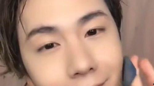 男网红化妆前后,从素颜到精致，颜值逆袭之路